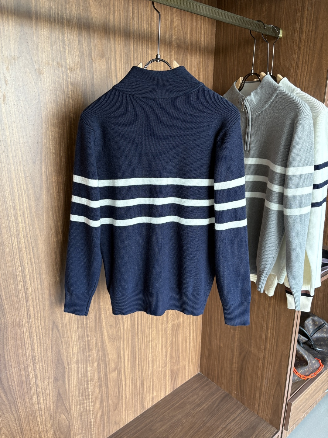 耗时王”菱形提花设计甄选超细优质纱线翻领短袖男士典藏款「耗时王」长袖针织奢雅工艺，触肤即高阶。• 匠心底