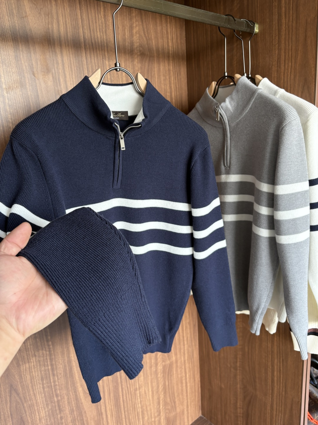 耗时王”菱形提花设计甄选超细优质纱线翻领短袖男士典藏款「耗时王」长袖针织奢雅工艺，触肤即高阶。• 匠心底