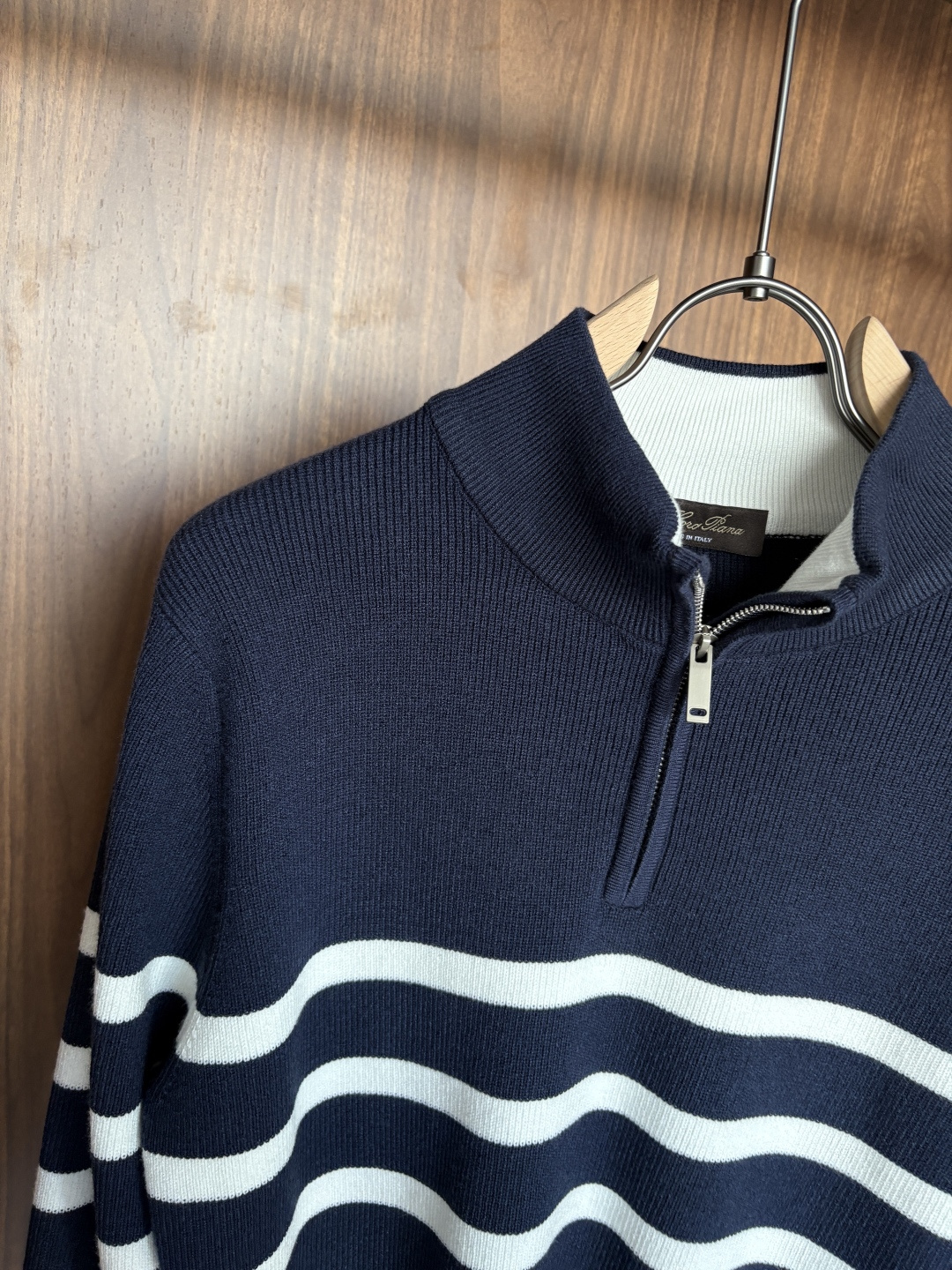 耗时王”菱形提花设计甄选超细优质纱线翻领短袖男士典藏款「耗时王」长袖针织奢雅工艺，触肤即高阶。• 匠心底