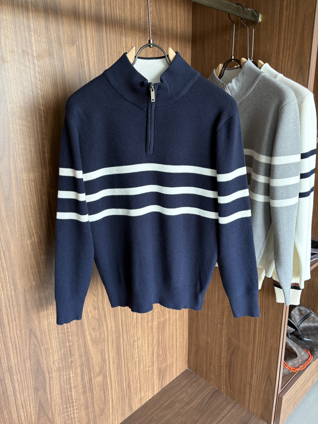 耗时王”菱形提花设计甄选超细优质纱线翻领短袖男士典藏款「耗时王」长袖针织奢雅工艺，触肤即高阶。• 匠心底