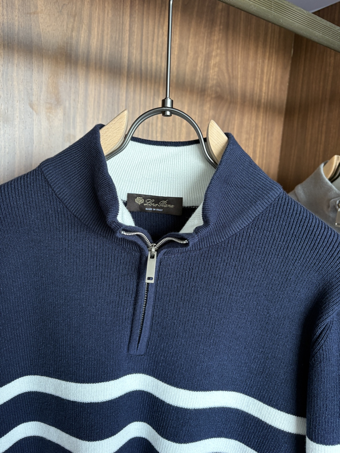 耗时王”菱形提花设计甄选超细优质纱线翻领短袖男士典藏款「耗时王」长袖针织奢雅工艺，触肤即高阶。• 匠心底