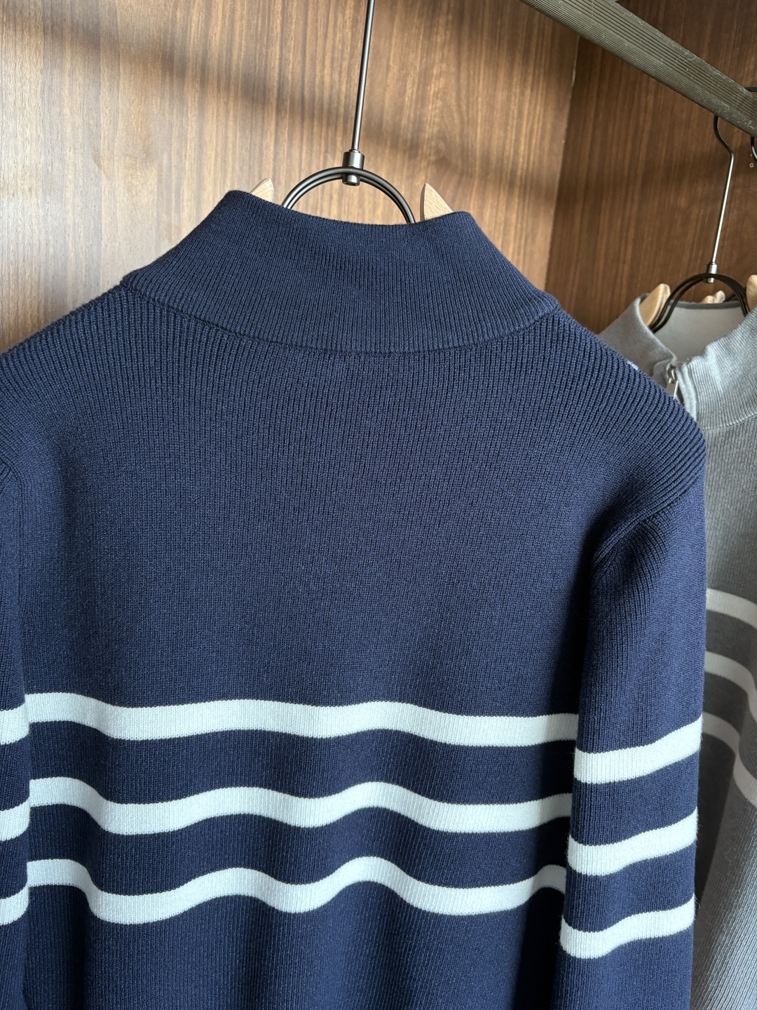 耗时王”菱形提花设计甄选超细优质纱线翻领短袖男士典藏款「耗时王」长袖针织奢雅工艺，触肤即高阶。• 匠心底