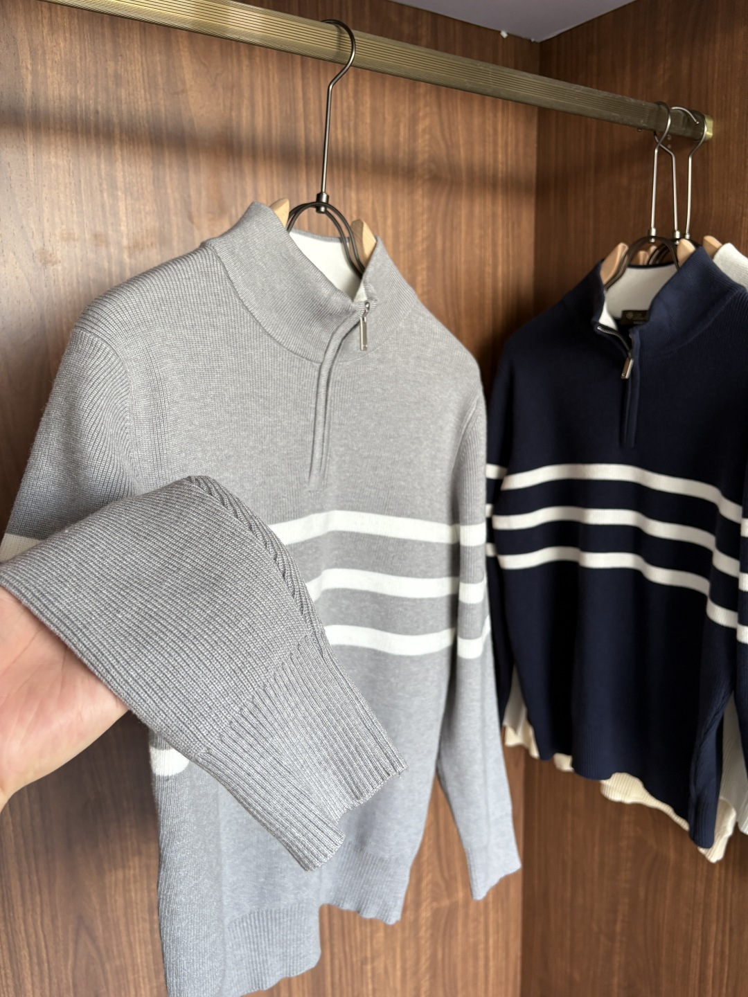 耗时王”菱形提花设计甄选超细优质纱线翻领短袖男士典藏款「耗时王」长袖针织奢雅工艺，触肤即高阶。• 匠心底