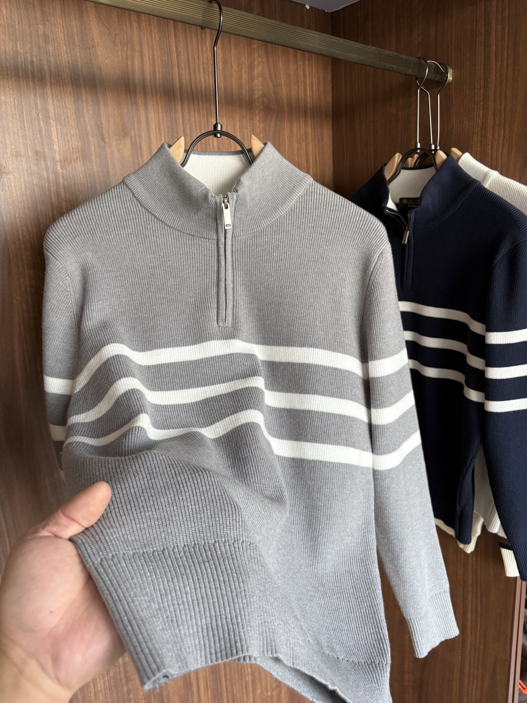 耗时王”菱形提花设计甄选超细优质纱线翻领短袖男士典藏款「耗时王」长袖针织奢雅工艺，触肤即高阶。• 匠心底