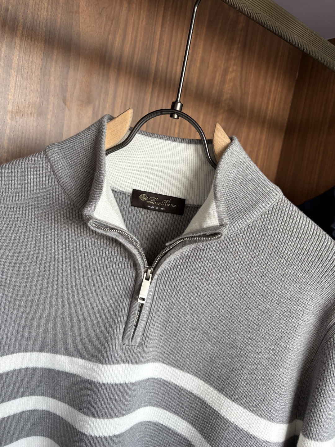 耗时王”菱形提花设计甄选超细优质纱线翻领短袖男士典藏款「耗时王」长袖针织奢雅工艺，触肤即高阶。• 匠心底