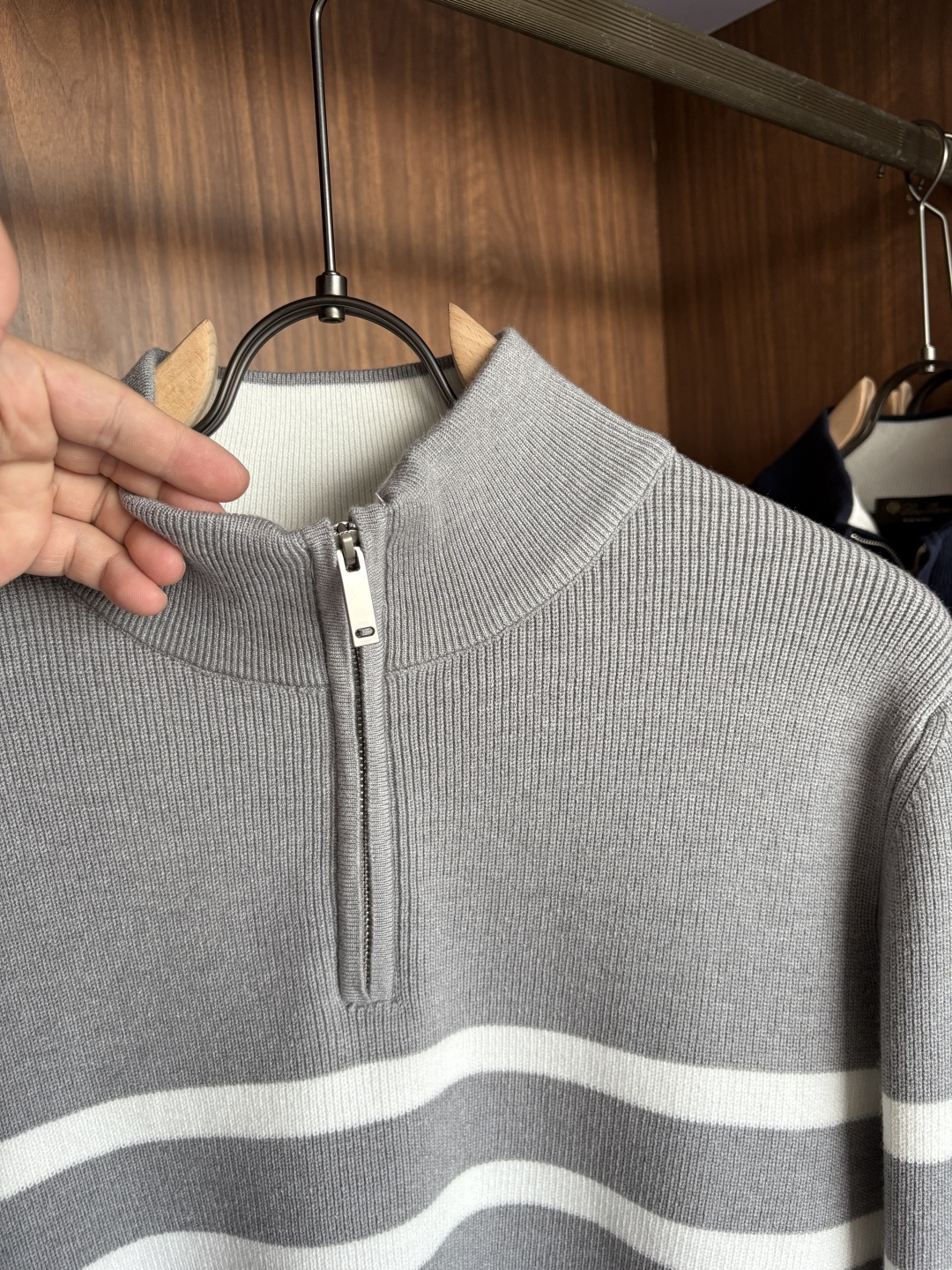 耗时王”菱形提花设计甄选超细优质纱线翻领短袖男士典藏款「耗时王」长袖针织奢雅工艺，触肤即高阶。• 匠心底