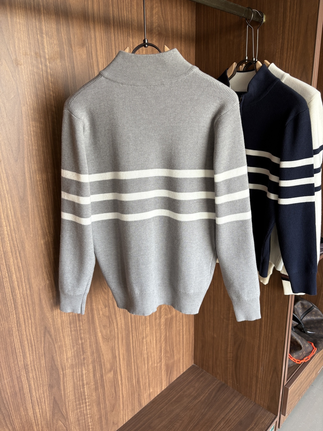 耗时王”菱形提花设计甄选超细优质纱线翻领短袖男士典藏款「耗时王」长袖针织奢雅工艺，触肤即高阶。• 匠心底