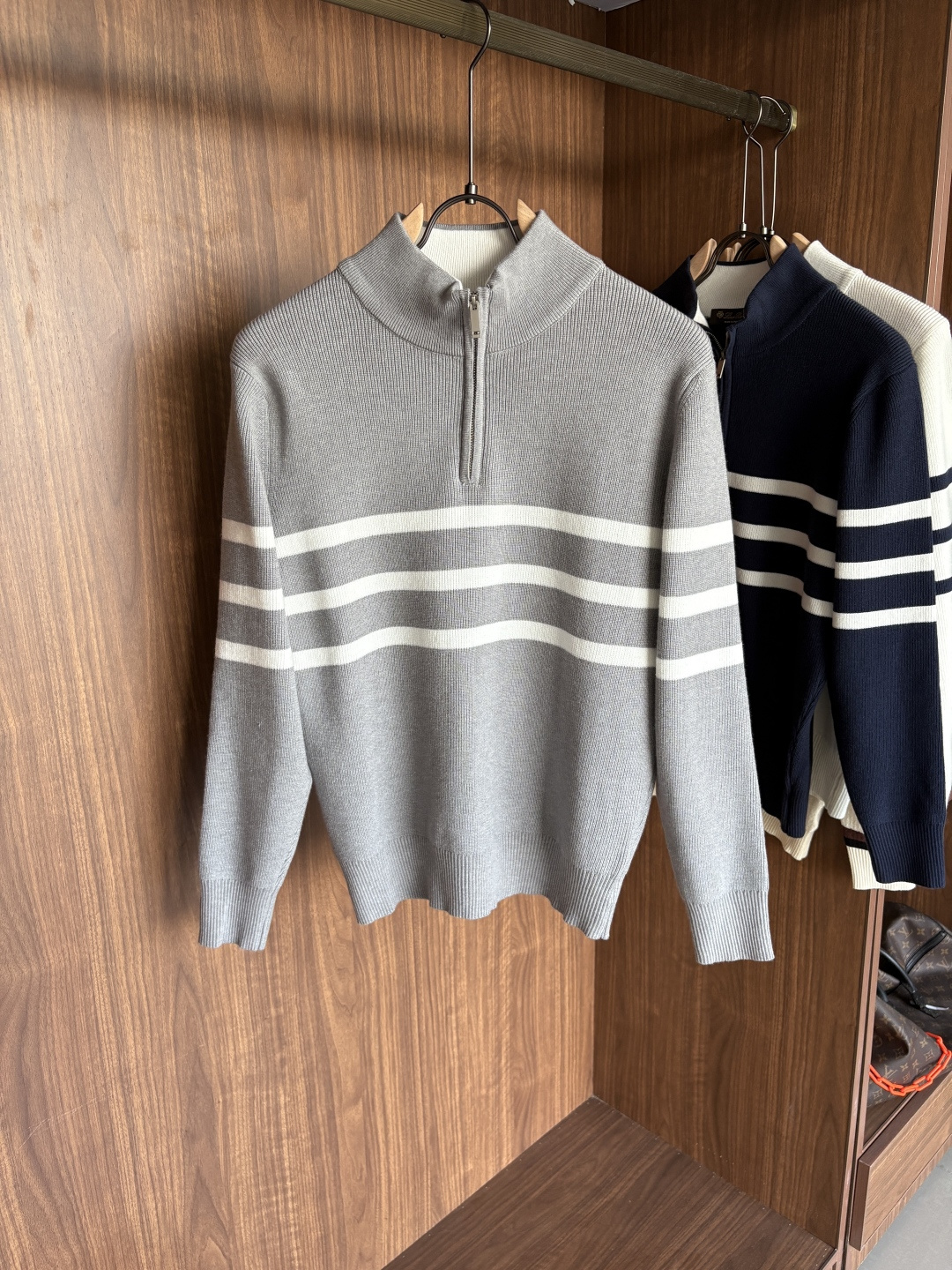 耗时王”菱形提花设计甄选超细优质纱线翻领短袖男士典藏款「耗时王」长袖针织奢雅工艺，触肤即高阶。• 匠心底