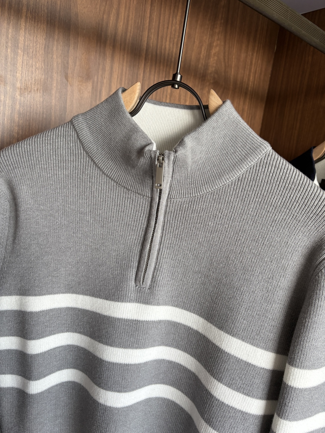 耗时王”菱形提花设计甄选超细优质纱线翻领短袖男士典藏款「耗时王」长袖针织奢雅工艺，触肤即高阶。• 匠心底