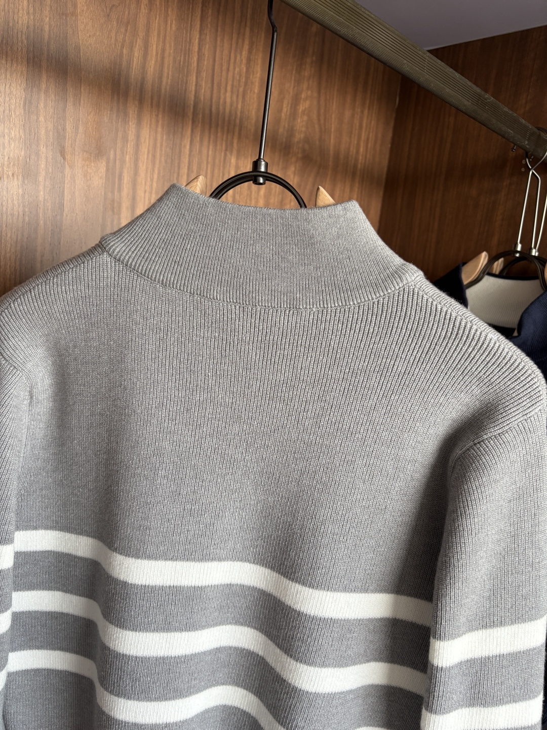 耗时王”菱形提花设计甄选超细优质纱线翻领短袖男士典藏款「耗时王」长袖针织奢雅工艺，触肤即高阶。• 匠心底