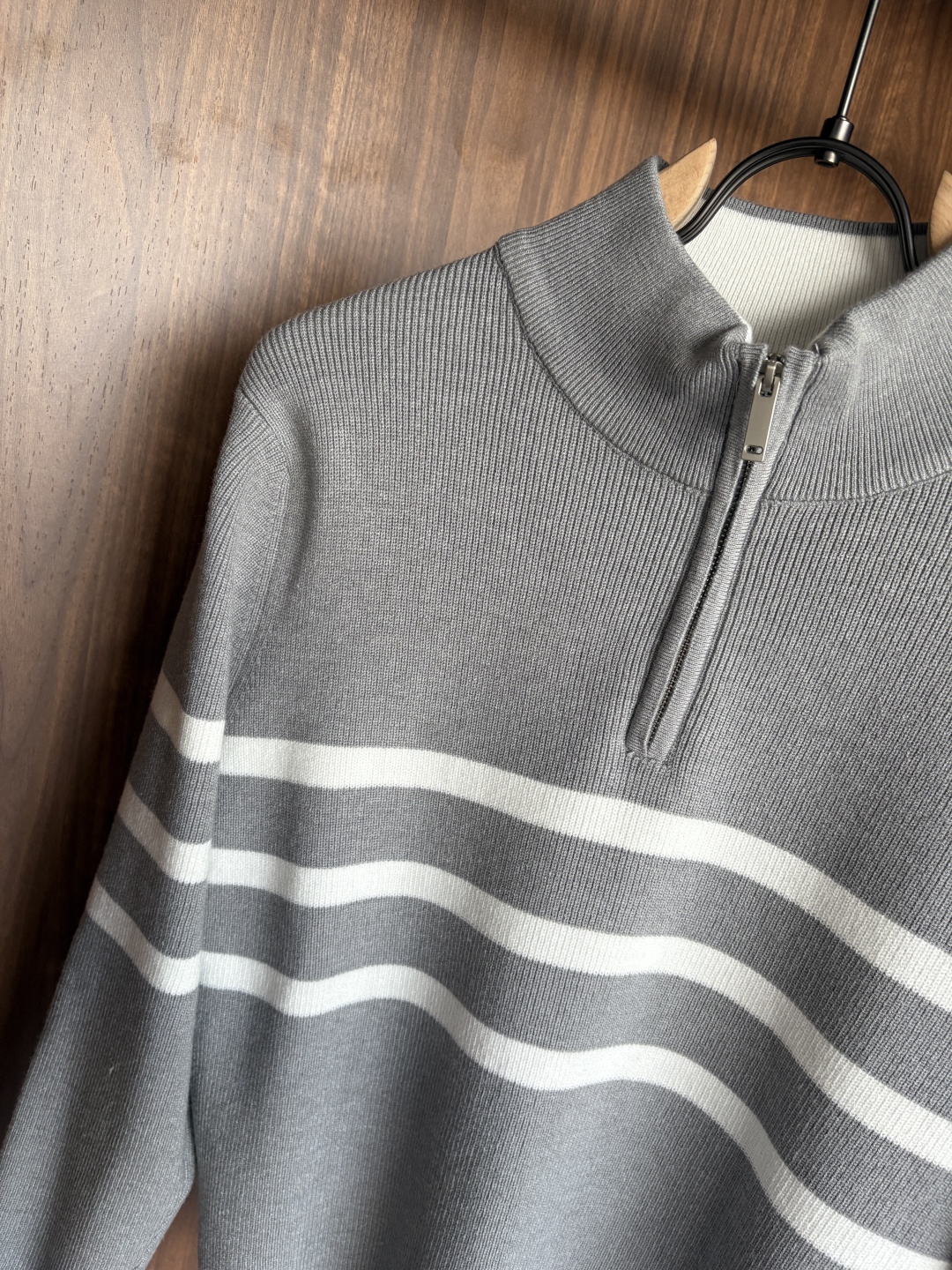 耗时王”菱形提花设计甄选超细优质纱线翻领短袖男士典藏款「耗时王」长袖针织奢雅工艺，触肤即高阶。• 匠心底