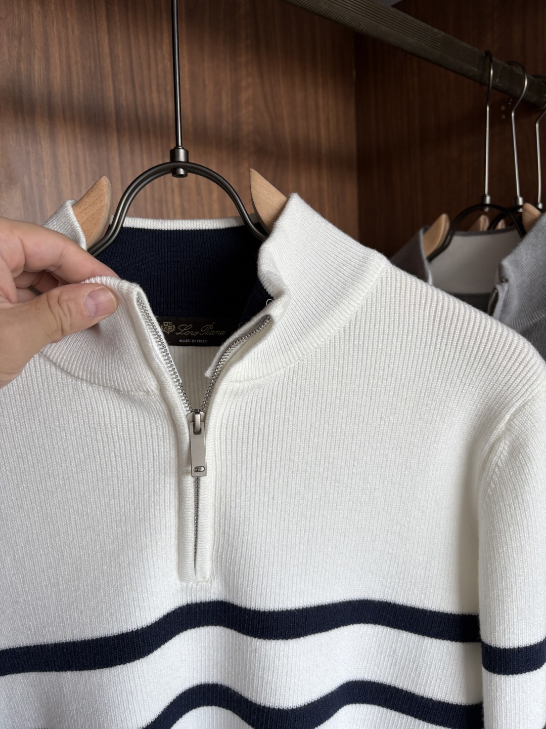 耗时王”菱形提花设计甄选超细优质纱线翻领短袖男士典藏款「耗时王」长袖针织奢雅工艺，触肤即高阶。• 匠心底