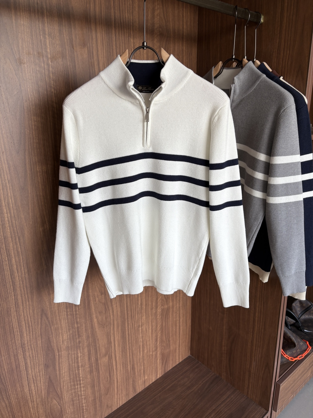 NO:522654,Time-consuming King' diamond jacquard design selects ultra-fine high-quality yarn lapel short-sleeved men's collection 'Time-consuming King' long-sleeved knitting and elegant craftsmanship, which touches the skin with high-end style. The ingenuity of diamond-shaped hollow jacquard is carved with three-dimensional diamond jacquard that takes months to carve, and the architectural aesthetic texture is weaving between warp and weft. The light and shadow penetrate through, and the gestures show low-key luxury. Classic lattice lapel long-sleeved design Simple lapel outlines neat lines, short-sleeved cut is suitable for multiple scenes - the layered suits during business meetings show elegance, casual wear reveals gentleman's taste, and the collection style never fades. The ultimate quality testimony of details Precision turning ensures that the seams are flat, the bone position is reinforced and durable and does not deform; the neckline threads have been washed and tested, and they are still as crisp as new as they wear for a long time, and every detail is a testimony of 'time-consuming'.  Code number M-3XL, T-shirt, business suit, alexander wang19860909耗时王”菱形提花设计甄选超细优质纱线翻领短袖男士典藏款「耗时王」长袖针织奢雅工艺,触肤即高阶. 匠心底蕴菱形镂空提花 耗时数月雕琢的立体菱形提花,经纬间织就建筑美学肌理,光影穿透时显隐交错,举手投足尽展低调奢华. 经典型格翻领长袖设计 简约翻领勾勒利落线条,短袖剪裁适配多场景——商务会晤时叠搭西装显儒雅,休闲时光单穿流露绅士品味,典藏款型永不褪色. 细节至臻品质见证 精密车工确保接缝平整,骨位加固耐穿不变形；领口螺纹经水洗测试,久穿仍挺括如新,每一处细节皆为「耗时」证言. 码数M-3XL,,T-shirt,business suit,alexander wang,Men's clothing