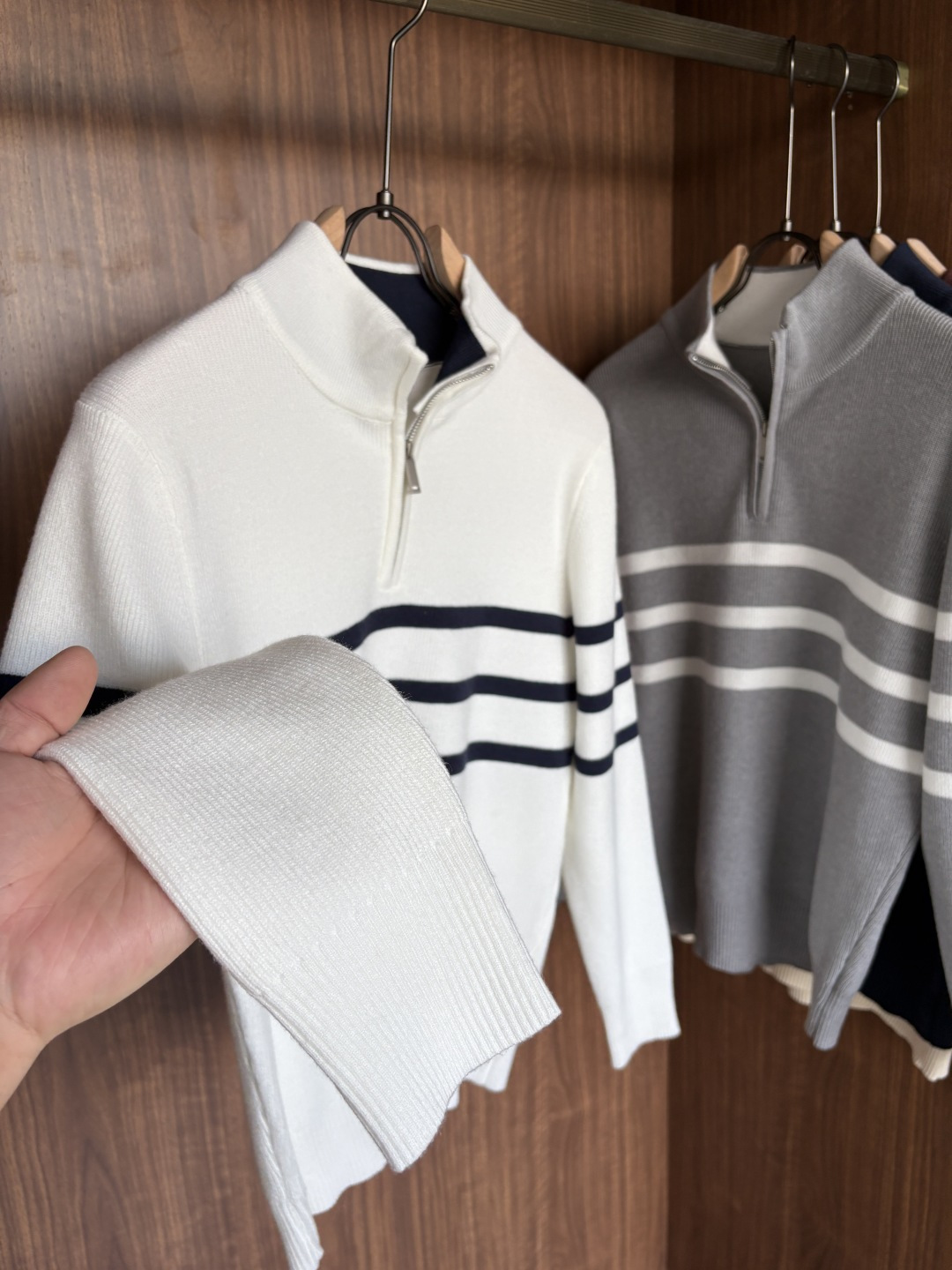 耗时王”菱形提花设计甄选超细优质纱线翻领短袖男士典藏款「耗时王」长袖针织奢雅工艺，触肤即高阶。• 匠心底