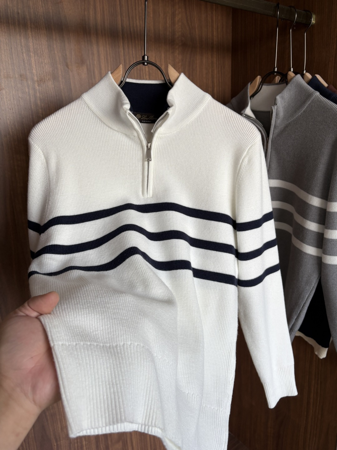 耗时王”菱形提花设计甄选超细优质纱线翻领短袖男士典藏款「耗时王」长袖针织奢雅工艺，触肤即高阶。• 匠心底