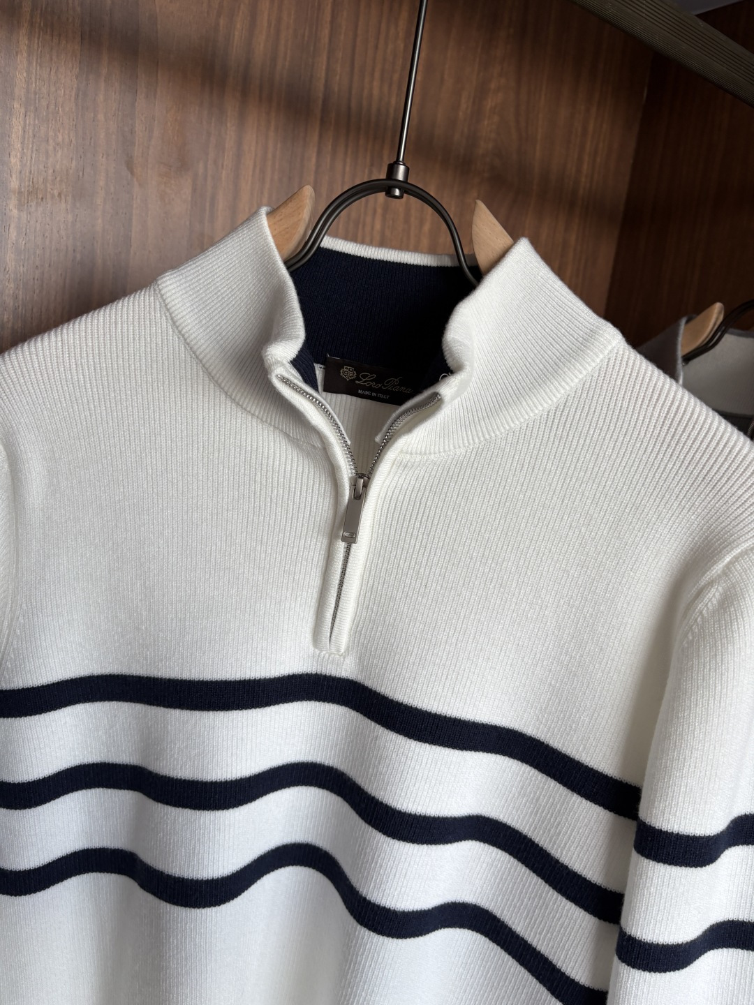 耗时王”菱形提花设计甄选超细优质纱线翻领短袖男士典藏款「耗时王」长袖针织奢雅工艺，触肤即高阶。• 匠心底