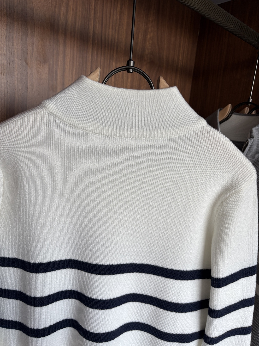 耗时王”菱形提花设计甄选超细优质纱线翻领短袖男士典藏款「耗时王」长袖针织奢雅工艺，触肤即高阶。• 匠心底