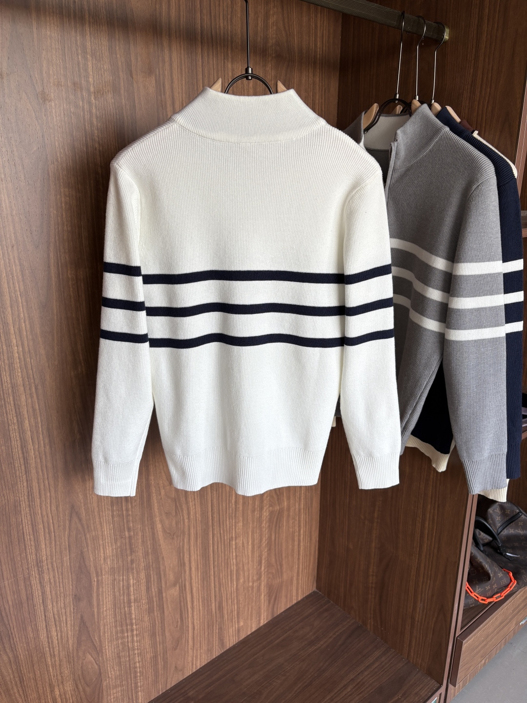 耗时王”菱形提花设计甄选超细优质纱线翻领短袖男士典藏款「耗时王」长袖针织奢雅工艺，触肤即高阶。• 匠心底