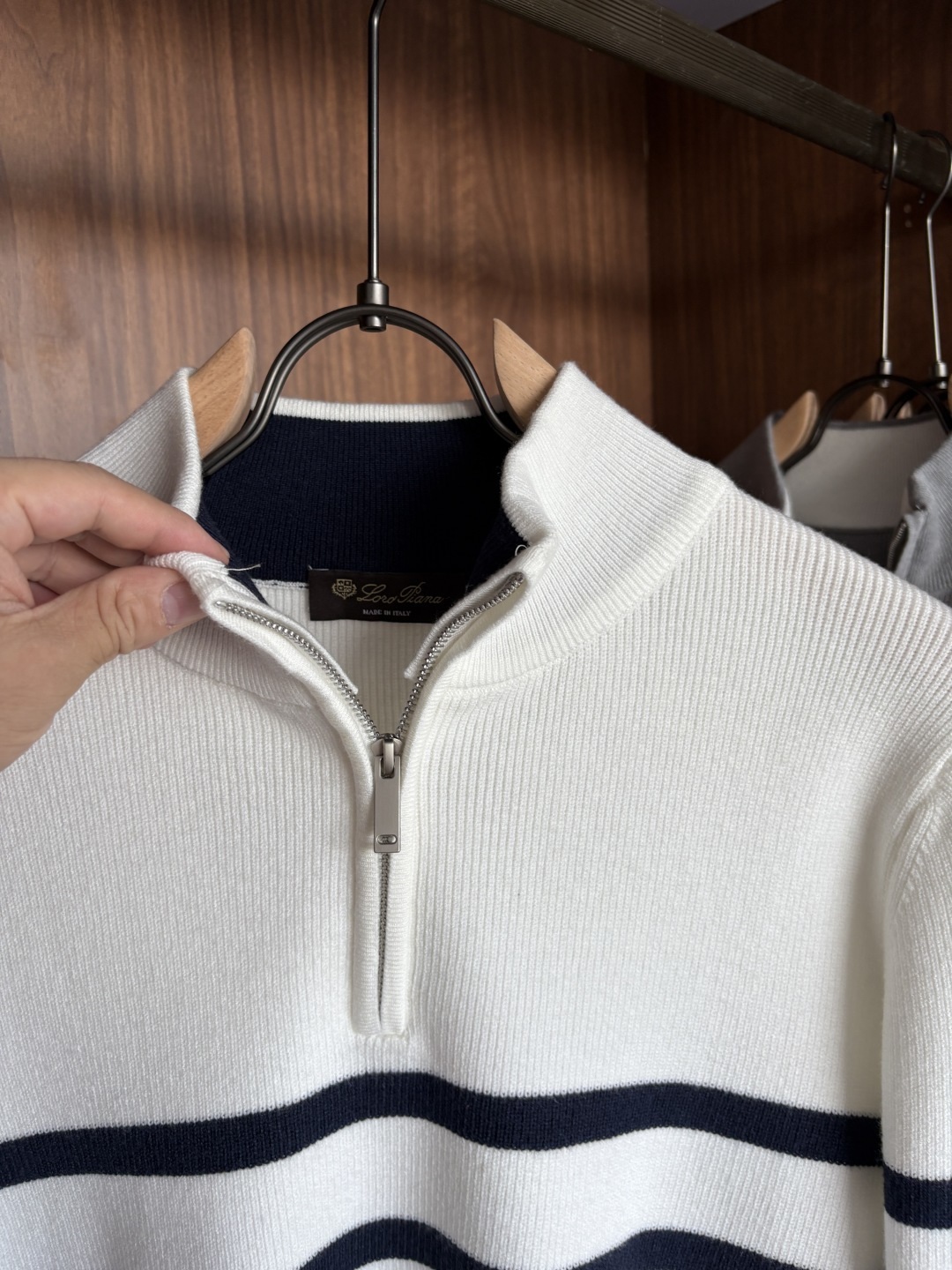 耗时王”菱形提花设计甄选超细优质纱线翻领短袖男士典藏款「耗时王」长袖针织奢雅工艺，触肤即高阶。• 匠心底