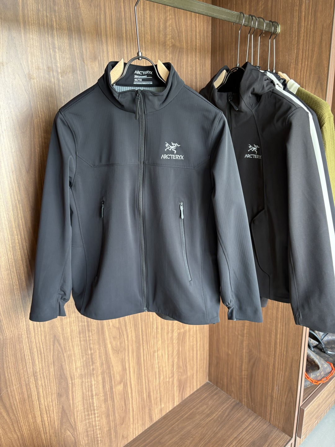 NO:550757,The latest 5A-level antibacterial, bionic, aerial nano, and new spinning composite production of several new multi-filled aerogel cotton features heat storage and temperature locking, light material, long-lasting antibacterial, mite removal and sterilization. The surface cloth adopts the principle of lotus leaf water repellent, and the inner layer uses anti-hive porous materials to form microporous composite fabrics through special process technology, which gives the fabric windproof and warmth and water-splashing performance, which can slow the penetration of light rain in foreign countries. At the same time, its good moisture permeability allows the body surface moisture to be discharged in time and keeps dry and comfortable. Code number M-3XL, alexander wang19860909始祖2025最新5A级抑菌 仿生、航 纳米、 新型纺丝几大 术复合生产 的新型多 填充物气凝胶棉 特点蓄热锁温,材质轻盈,持久抑菌,除螨除菌 面布采用荷叶拒水原理 里层采用防蜂巢多孔材料 通过特殊工艺技术形成微多孔复合面料 赋予面料防风保暖,防泼水性能 可以减缓外来小雨渗透 同时其良好透湿性能使体表湿 气及时排出保持干爽舒适. 码数M-3XL,,alexander wang,Men's clothing