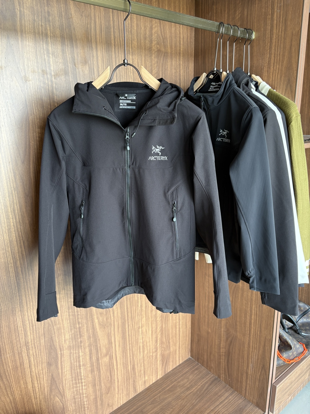 NO:540662,The latest 5A-level antibacterial, bionic, aerial nano, and new spinning composite production of several new multi-filled aerogel cotton features heat storage and temperature locking, light material, long-lasting antibacterial, mite removal and sterilization. The surface cloth adopts the principle of lotus leaf water repellent, and the inner layer uses anti-hive porous materials to form microporous composite fabrics through special process technology, which gives the fabric windproof and warmth and water-splashing performance, which can slow the penetration of light rain in foreign countries. At the same time, its good moisture permeability allows the body surface moisture to be discharged in time and keeps dry and comfortable. Code number M-3XL, alexander wang19860909始祖2025最新5A级抑菌 仿生、航 纳米、 新型纺丝几大 术复合生产 的新型多 填充物气凝胶棉 特点蓄热锁温,材质轻盈,持久抑菌,除螨除菌 面布采用荷叶拒水原理 里层采用防蜂巢多孔材料 通过特殊工艺技术形成微多孔复合面料 赋予面料防风保暖,防泼水性能 可以减缓外来小雨渗透 同时其良好透湿性能使体表湿 气及时排出保持干爽舒适. 码数M-3XL,,alexander wang,Men's clothing