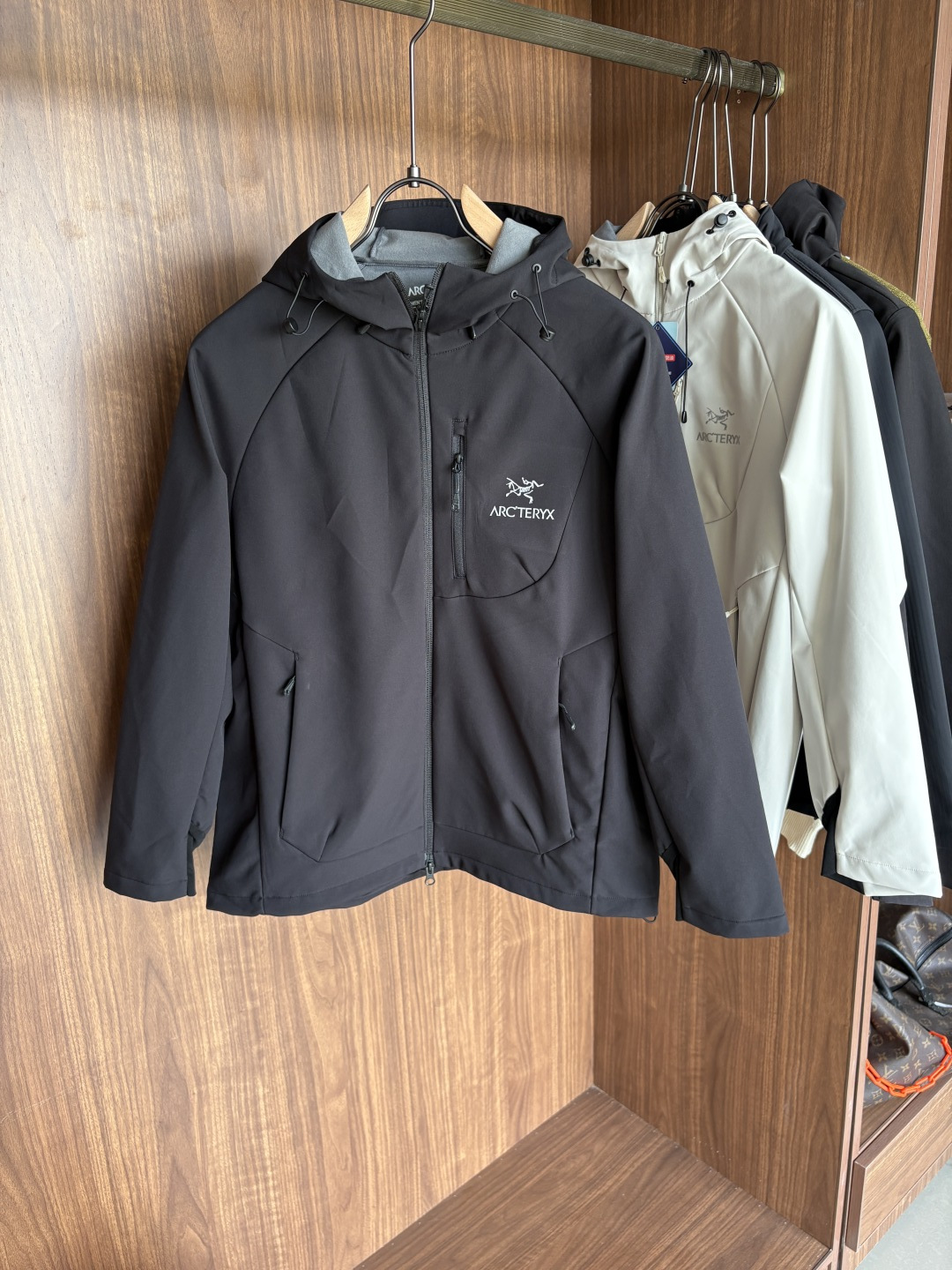 NO:529870,The latest 5A-level antibacterial, bionic, aerial nano, and new spinning composite production of several new multi-filled aerogel cotton features heat storage and temperature locking, light material, long-lasting antibacterial, mite removal and sterilization. The surface cloth adopts the principle of lotus leaf water repellent, and the inner layer uses anti-hive porous materials to form microporous composite fabrics through special process technology, which gives the fabric windproof and warmth and water-splashing performance, which can slow the penetration of light rain in foreign countries. At the same time, its good moisture permeability allows the body surface moisture to be discharged in time and keeps dry and comfortable. Code number M-3XL, alexander wang19860909始祖2025最新5A级抑菌 仿生、航 纳米、 新型纺丝几大 术复合生产 的新型多 填充物气凝胶棉 特点蓄热锁温,材质轻盈,持久抑菌,除螨除菌 面布采用荷叶拒水原理 里层采用防蜂巢多孔材料 通过特殊工艺技术形成微多孔复合面料 赋予面料防风保暖,防泼水性能 可以减缓外来小雨渗透 同时其良好透湿性能使体表湿 气及时排出保持干爽舒适. 码数M-3XL,,alexander wang,Men's clothing