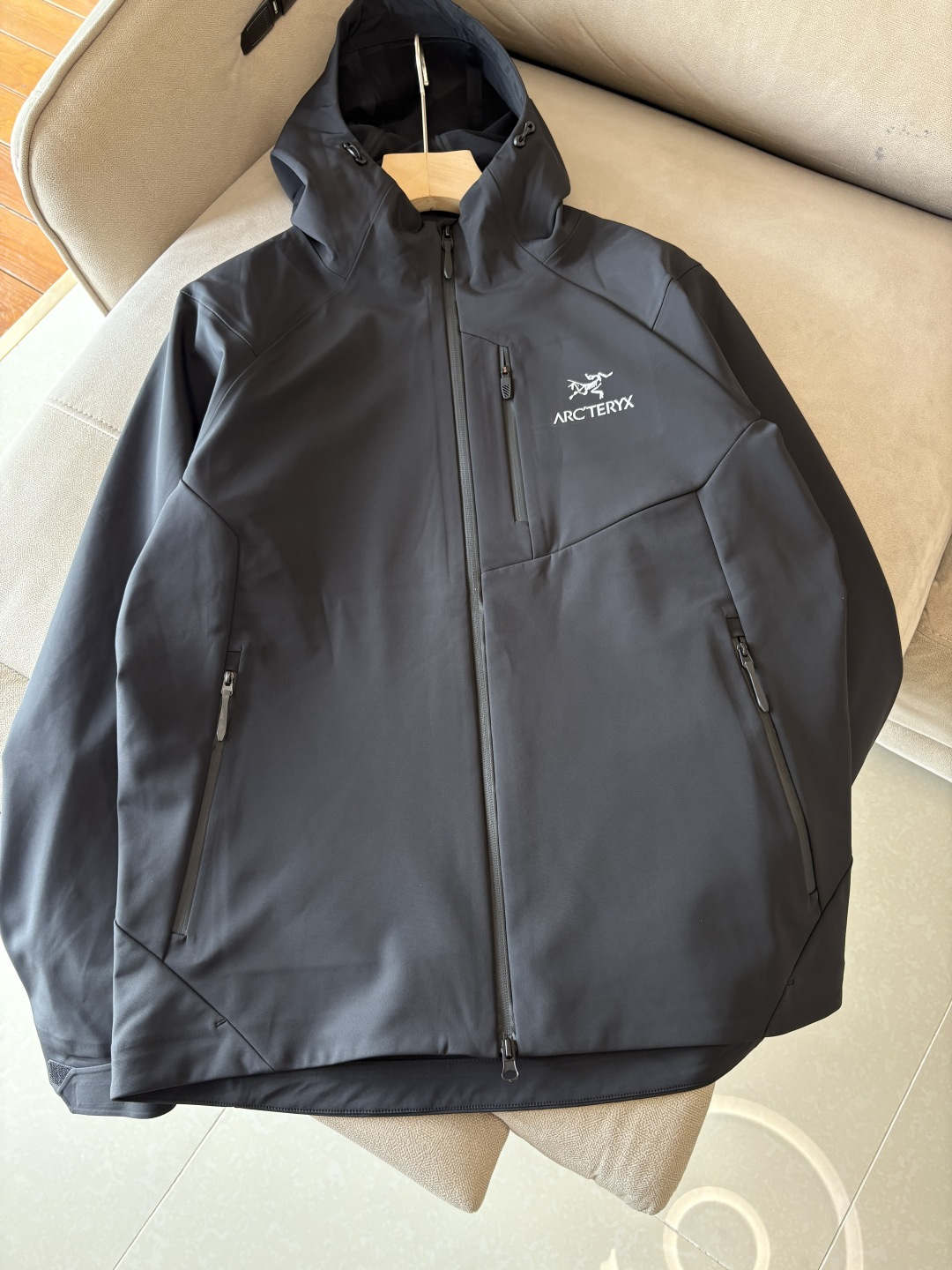 爆款 顶配 Beta SL冲锋衣是一款专为户外探险设计的高性能外套。采用GORE-TEX 面料。具备卓越