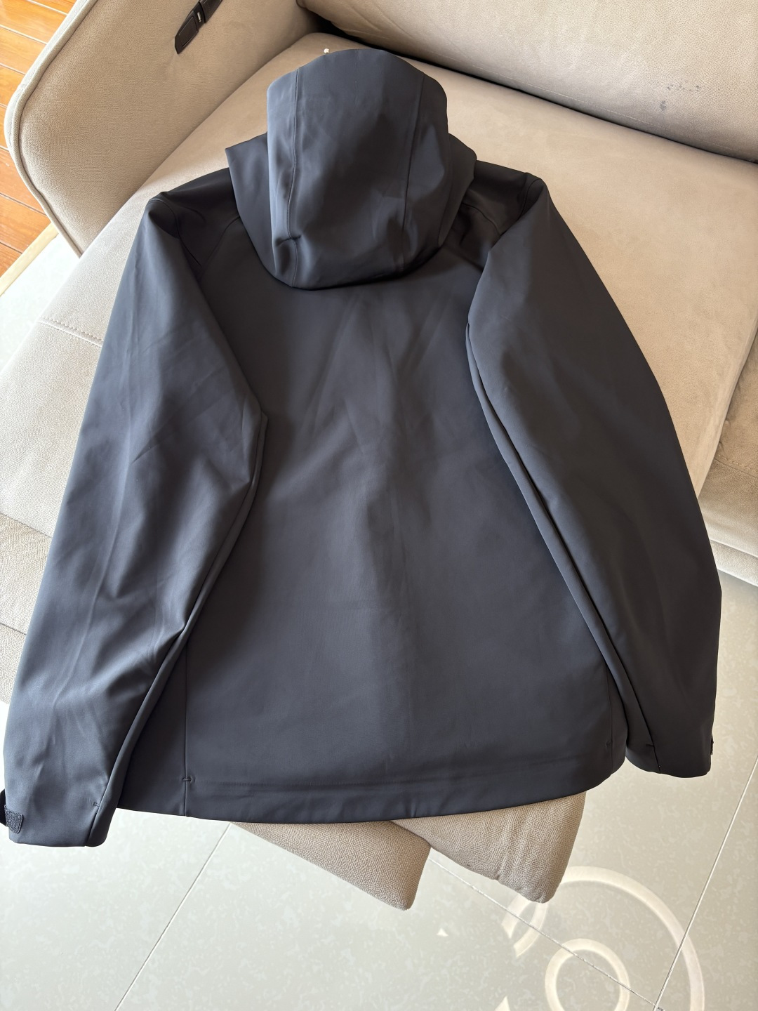 爆款 顶配 Beta SL冲锋衣是一款专为户外探险设计的高性能外套。采用GORE-TEX 面料。具备卓越