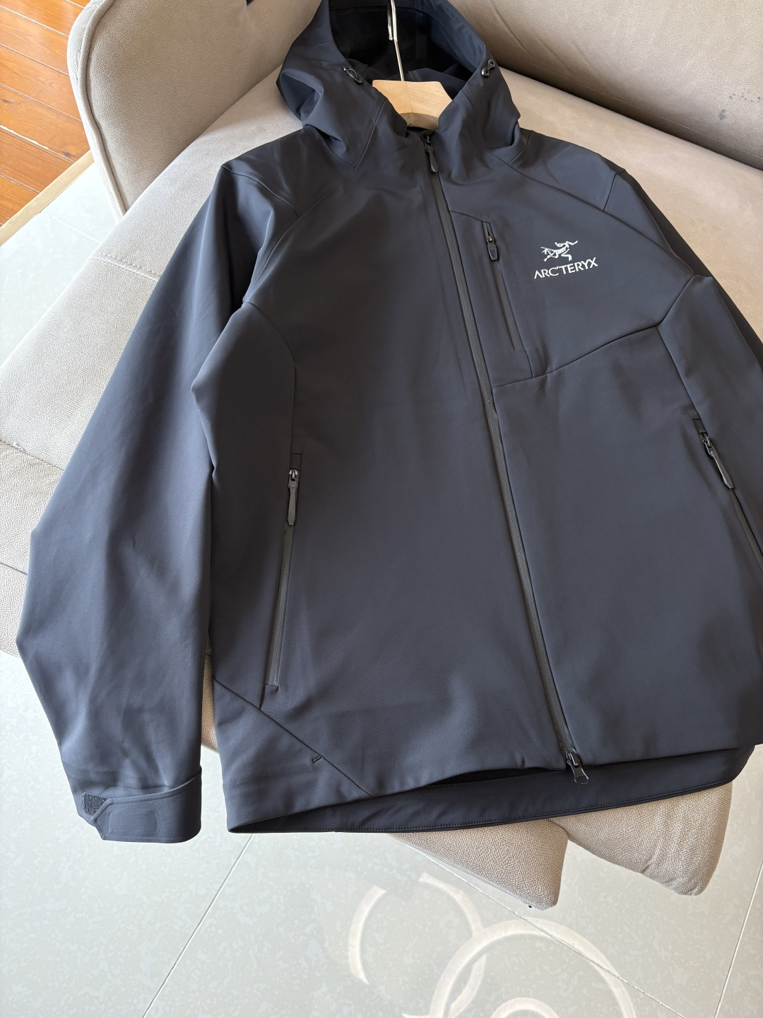 爆款 顶配 Beta SL冲锋衣是一款专为户外探险设计的高性能外套。采用GORE-TEX 面料。具备卓越