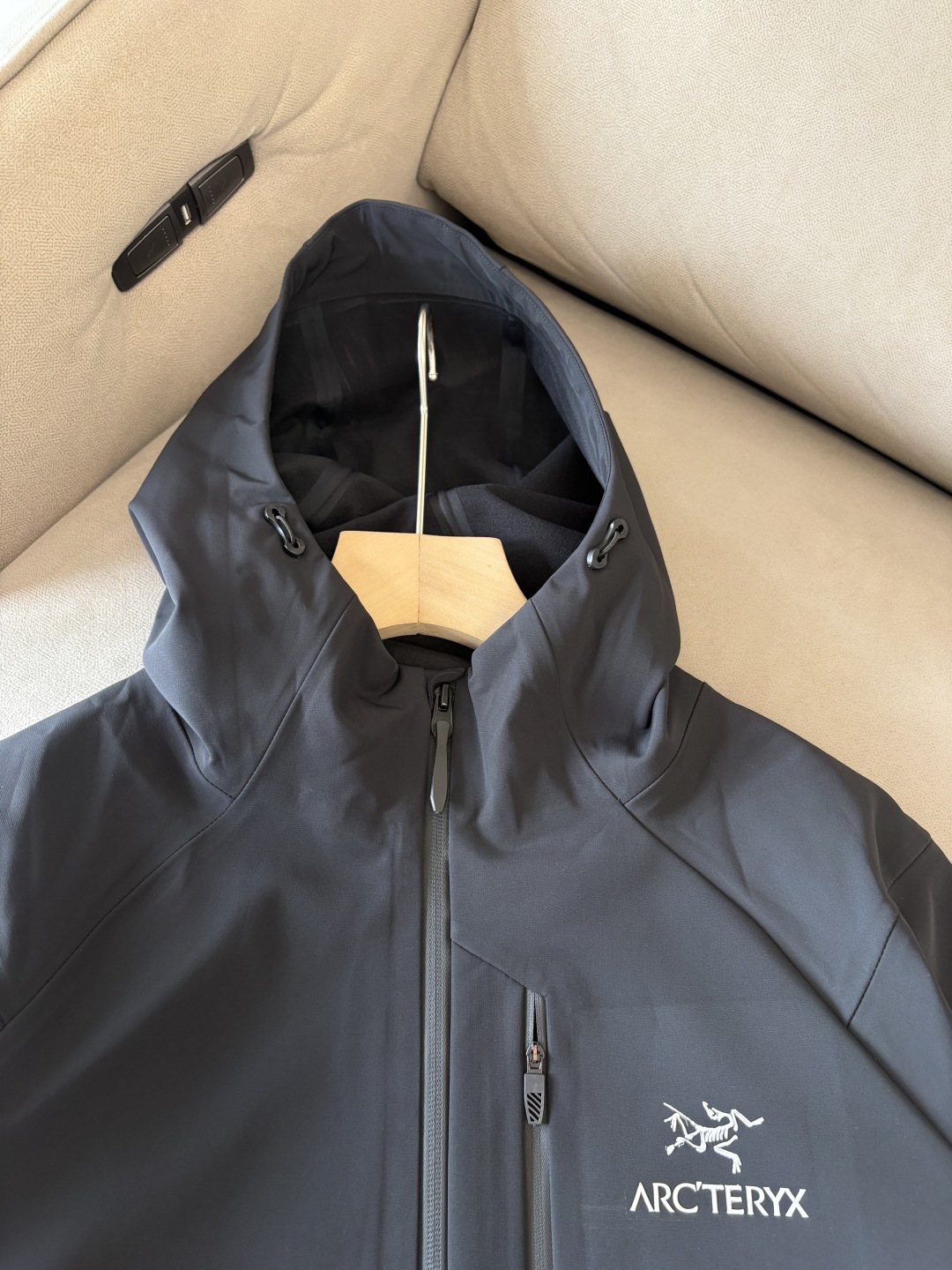 爆款 顶配 Beta SL冲锋衣是一款专为户外探险设计的高性能外套。采用GORE-TEX 面料。具备卓越