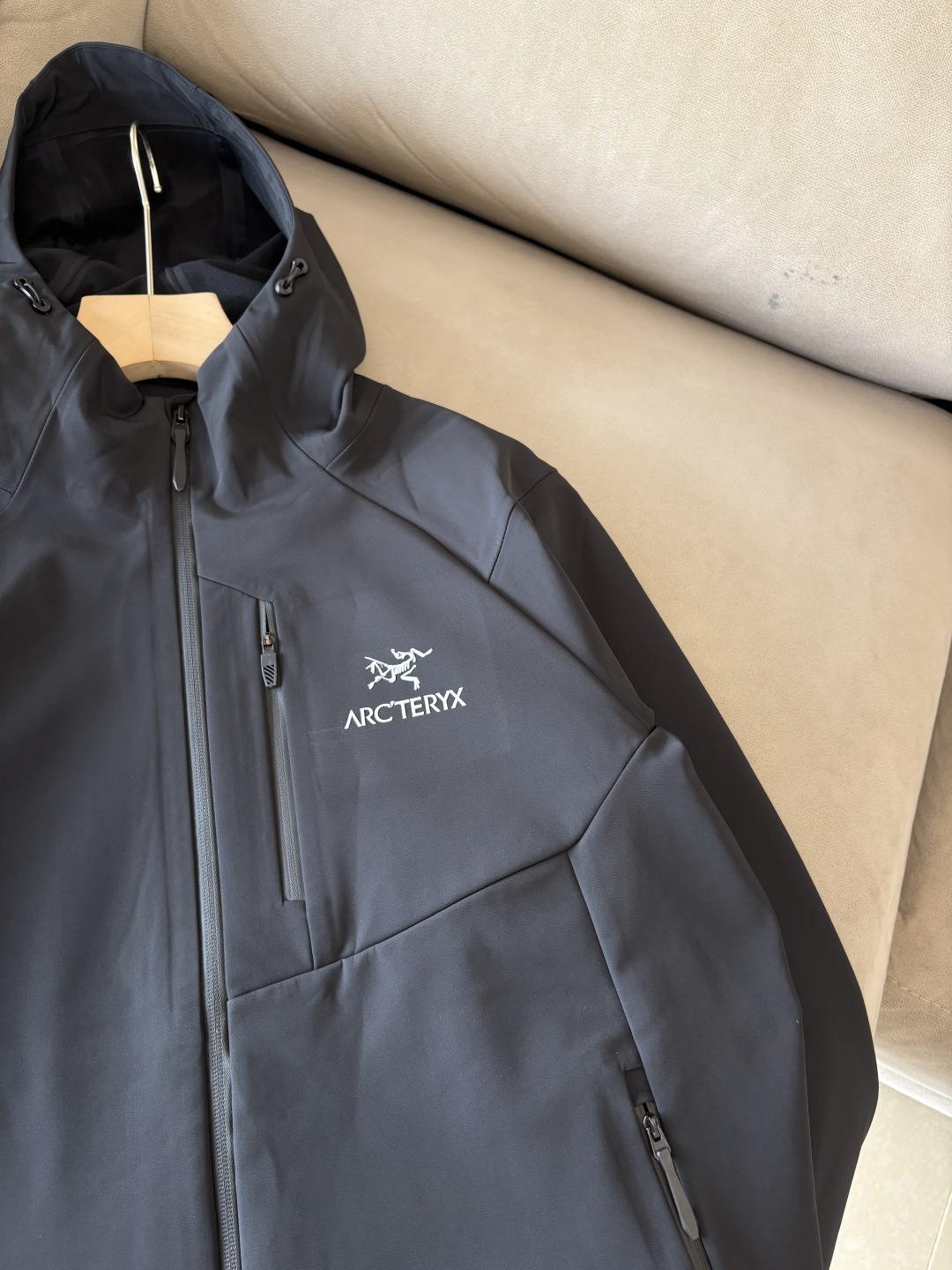 爆款 顶配 Beta SL冲锋衣是一款专为户外探险设计的高性能外套。采用GORE-TEX 面料。具备卓越