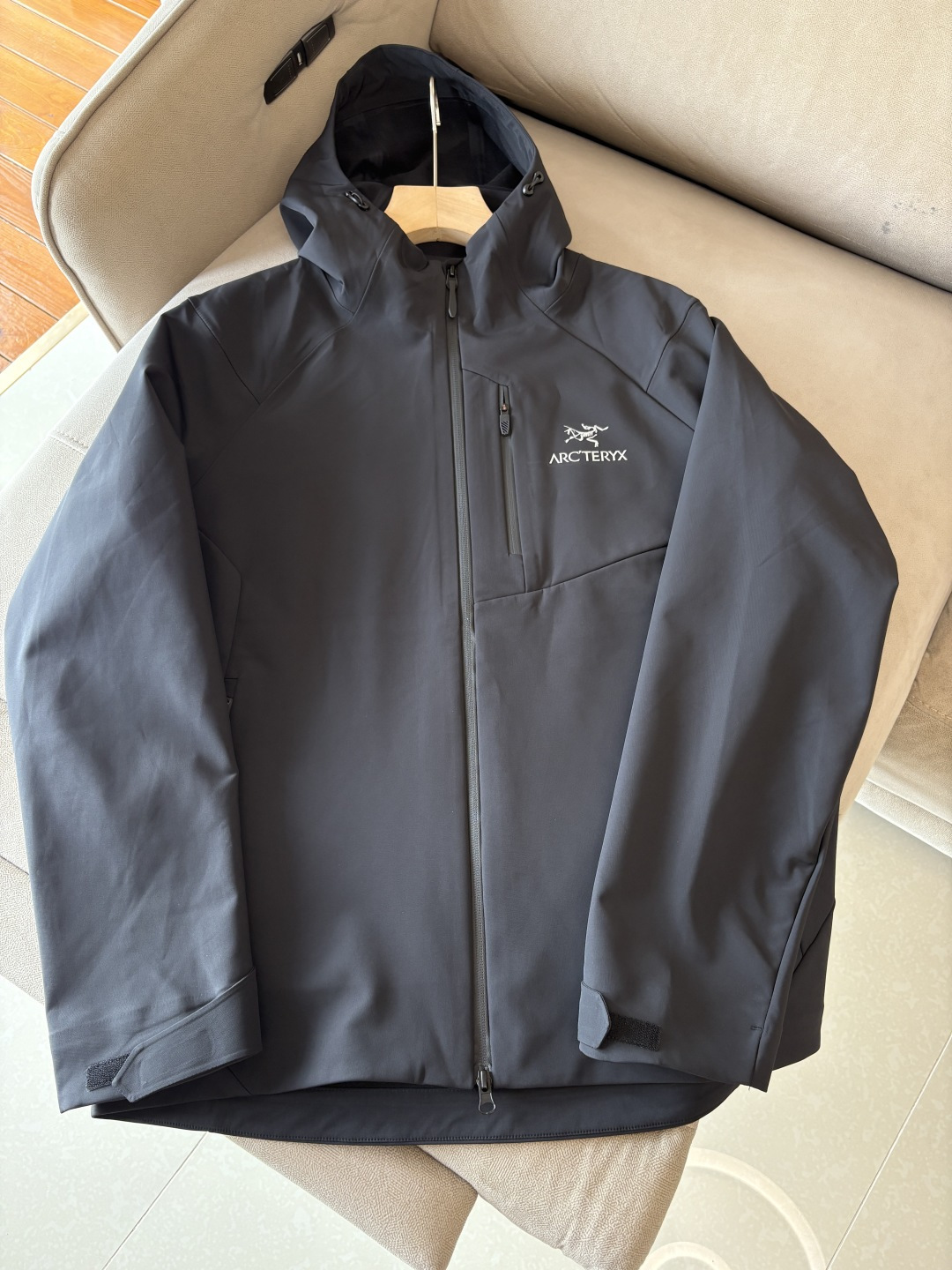 爆款 顶配 Beta SL冲锋衣是一款专为户外探险设计的高性能外套。采用GORE-TEX 面料。具备卓越