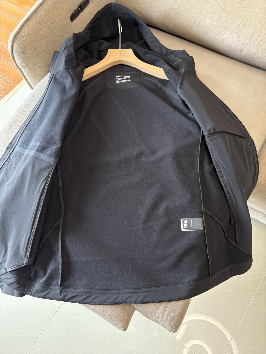 爆款 顶配 Beta SL冲锋衣是一款专为户外探险设计的高性能外套。采用GORE-TEX 面料。具备卓越