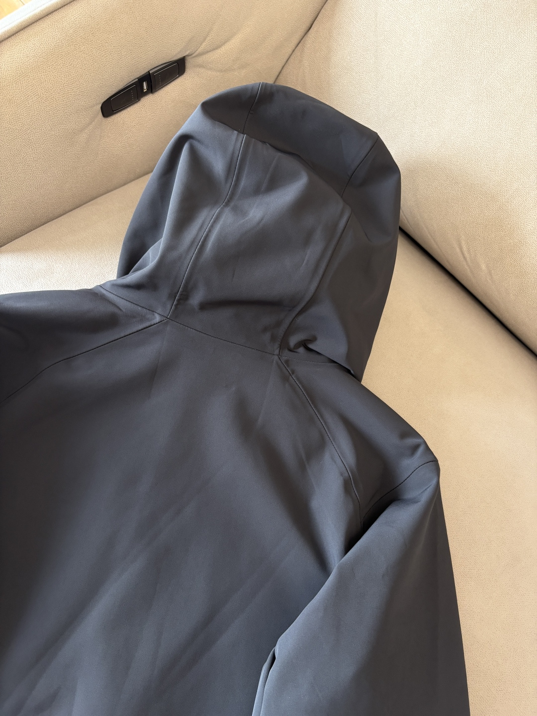 爆款 顶配 Beta SL冲锋衣是一款专为户外探险设计的高性能外套。采用GORE-TEX 面料。具备卓越