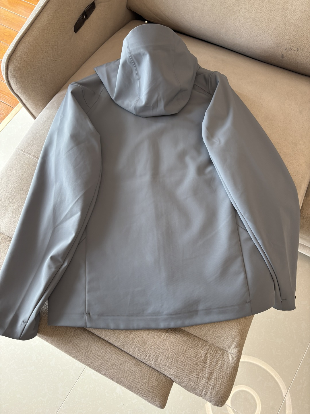 爆款 顶配 Beta SL冲锋衣是一款专为户外探险设计的高性能外套。采用GORE-TEX 面料。具备卓越