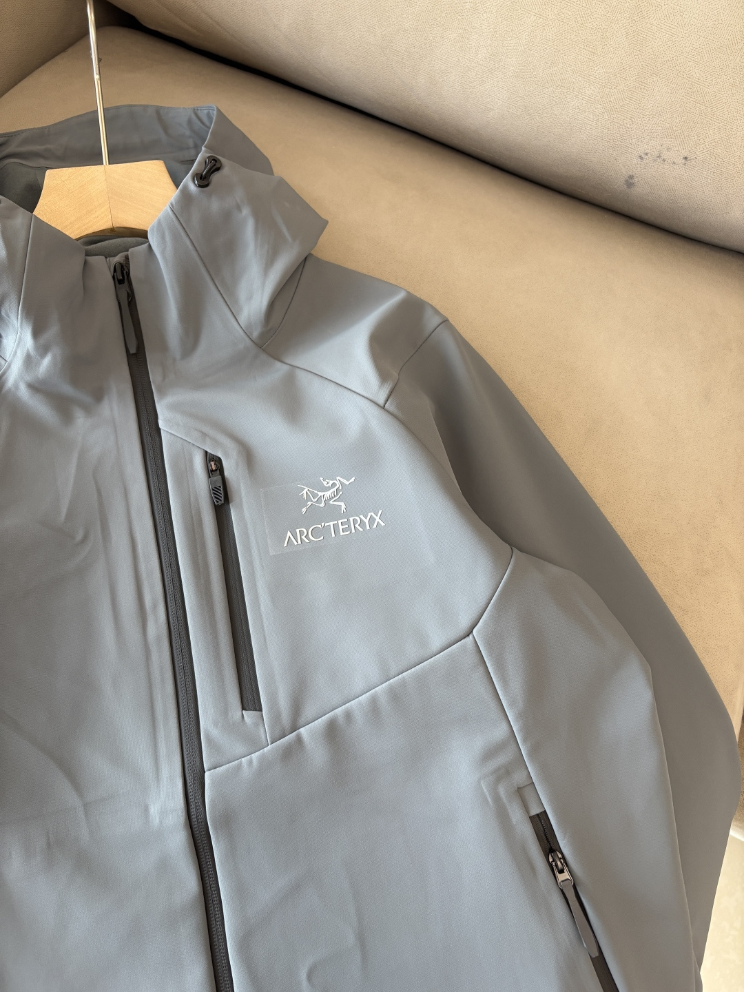 爆款 顶配 Beta SL冲锋衣是一款专为户外探险设计的高性能外套。采用GORE-TEX 面料。具备卓越