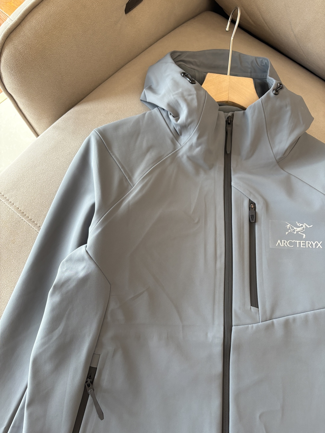 爆款 顶配 Beta SL冲锋衣是一款专为户外探险设计的高性能外套。采用GORE-TEX 面料。具备卓越