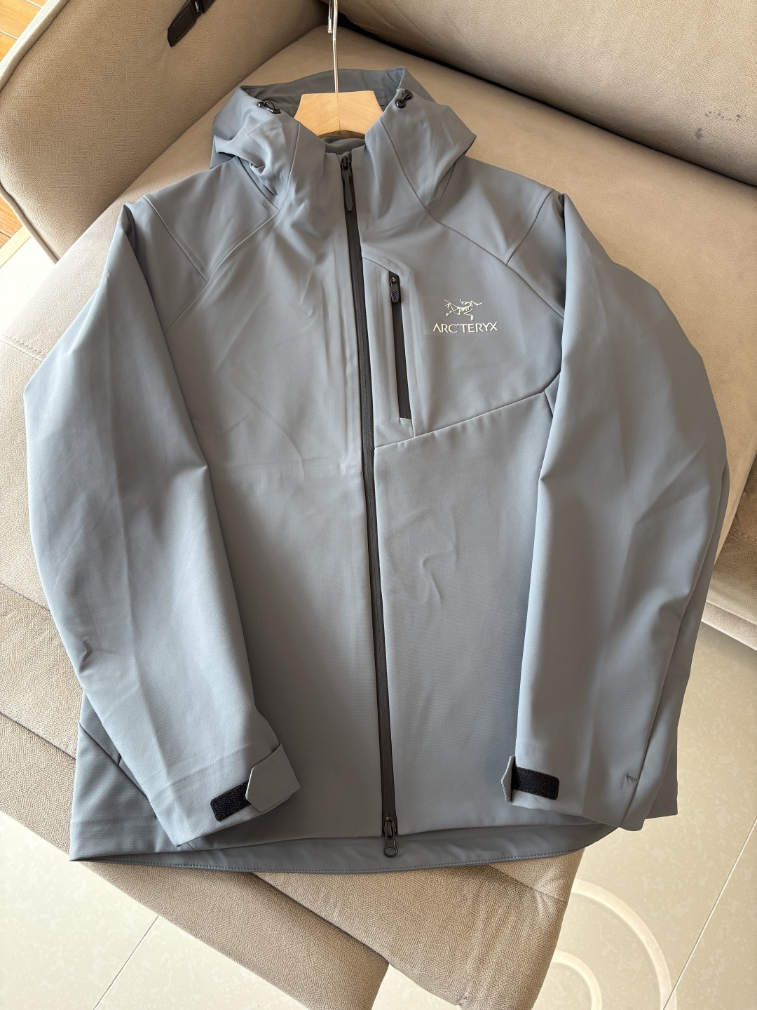 爆款 顶配 Beta SL冲锋衣是一款专为户外探险设计的高性能外套。采用GORE-TEX 面料。具备卓越