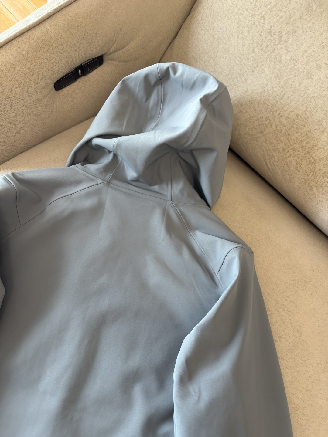 爆款 顶配 Beta SL冲锋衣是一款专为户外探险设计的高性能外套。采用GORE-TEX 面料。具备卓越