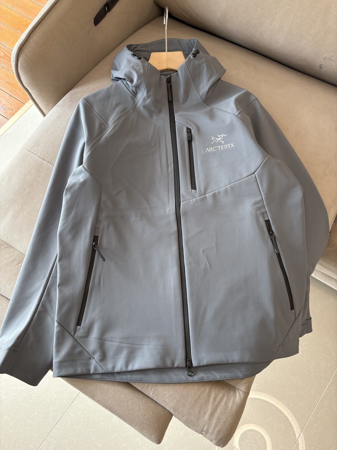 爆款 顶配 Beta SL冲锋衣是一款专为户外探险设计的高性能外套。采用GORE-TEX 面料。具备卓越