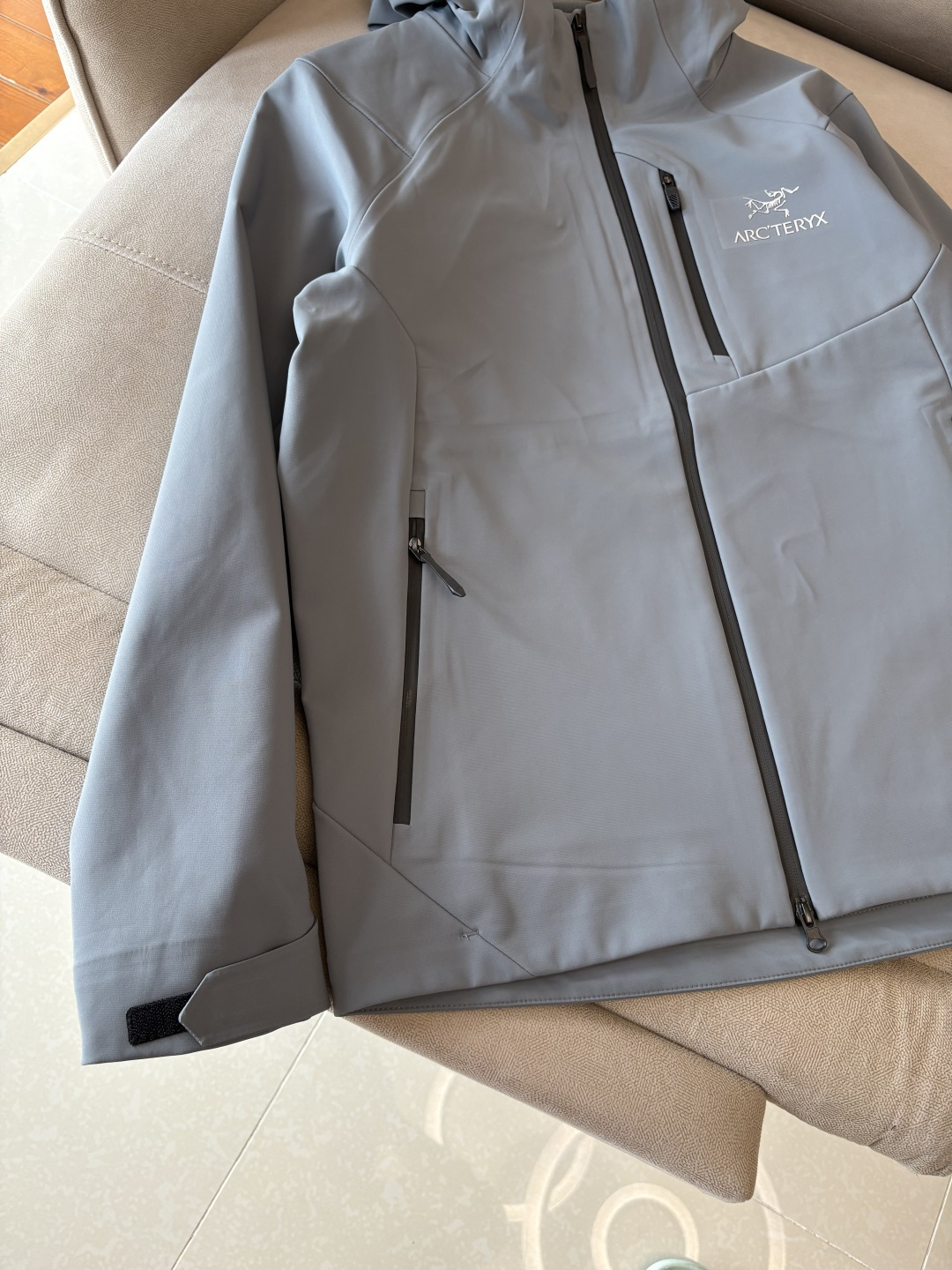 爆款 顶配 Beta SL冲锋衣是一款专为户外探险设计的高性能外套。采用GORE-TEX 面料。具备卓越