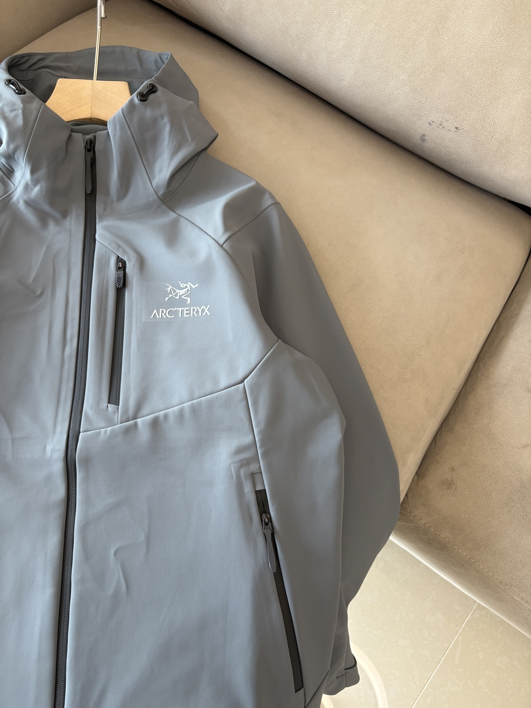 爆款 顶配 Beta SL冲锋衣是一款专为户外探险设计的高性能外套。采用GORE-TEX 面料。具备卓越