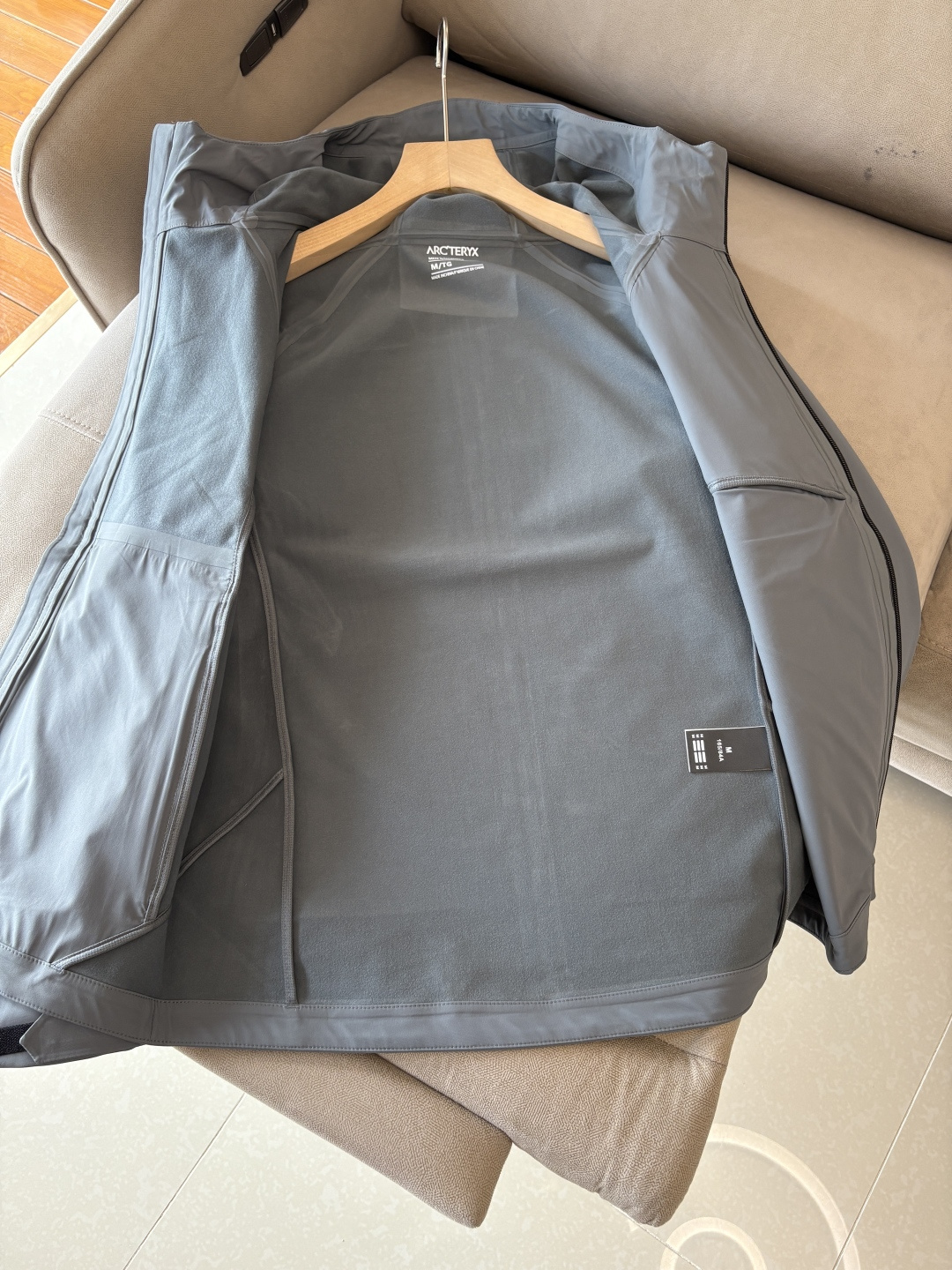 爆款 顶配 Beta SL冲锋衣是一款专为户外探险设计的高性能外套。采用GORE-TEX 面料。具备卓越