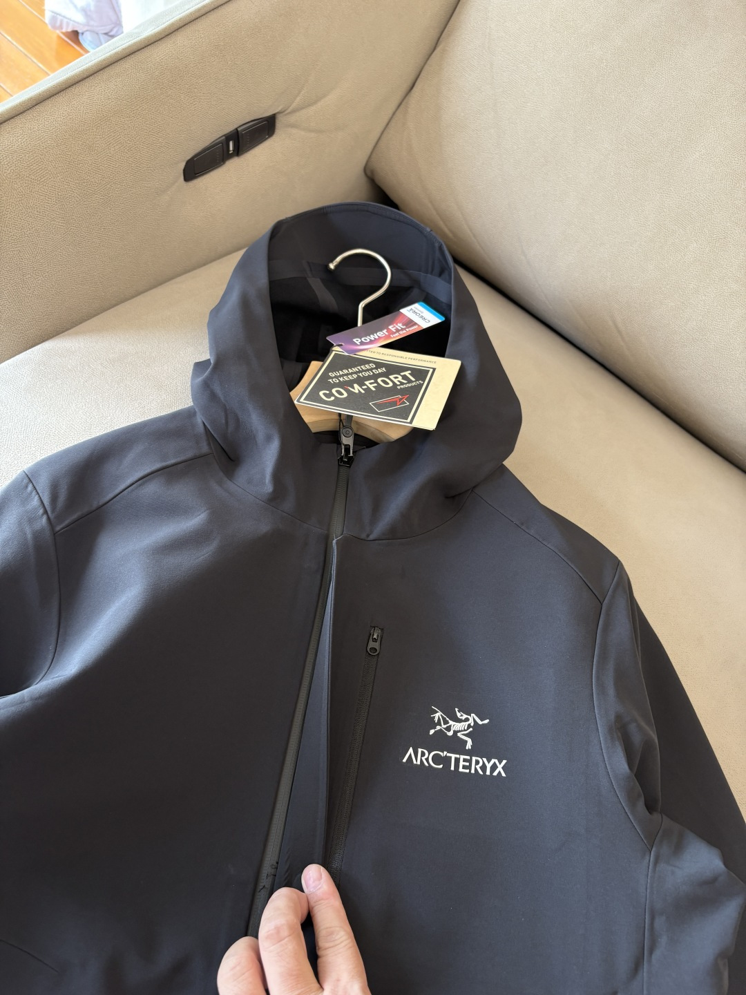 爆款 顶配 Beta SL冲锋衣是一款专为户外探险设计的高性能外套。采用GORE-TEX 面料。具备卓越