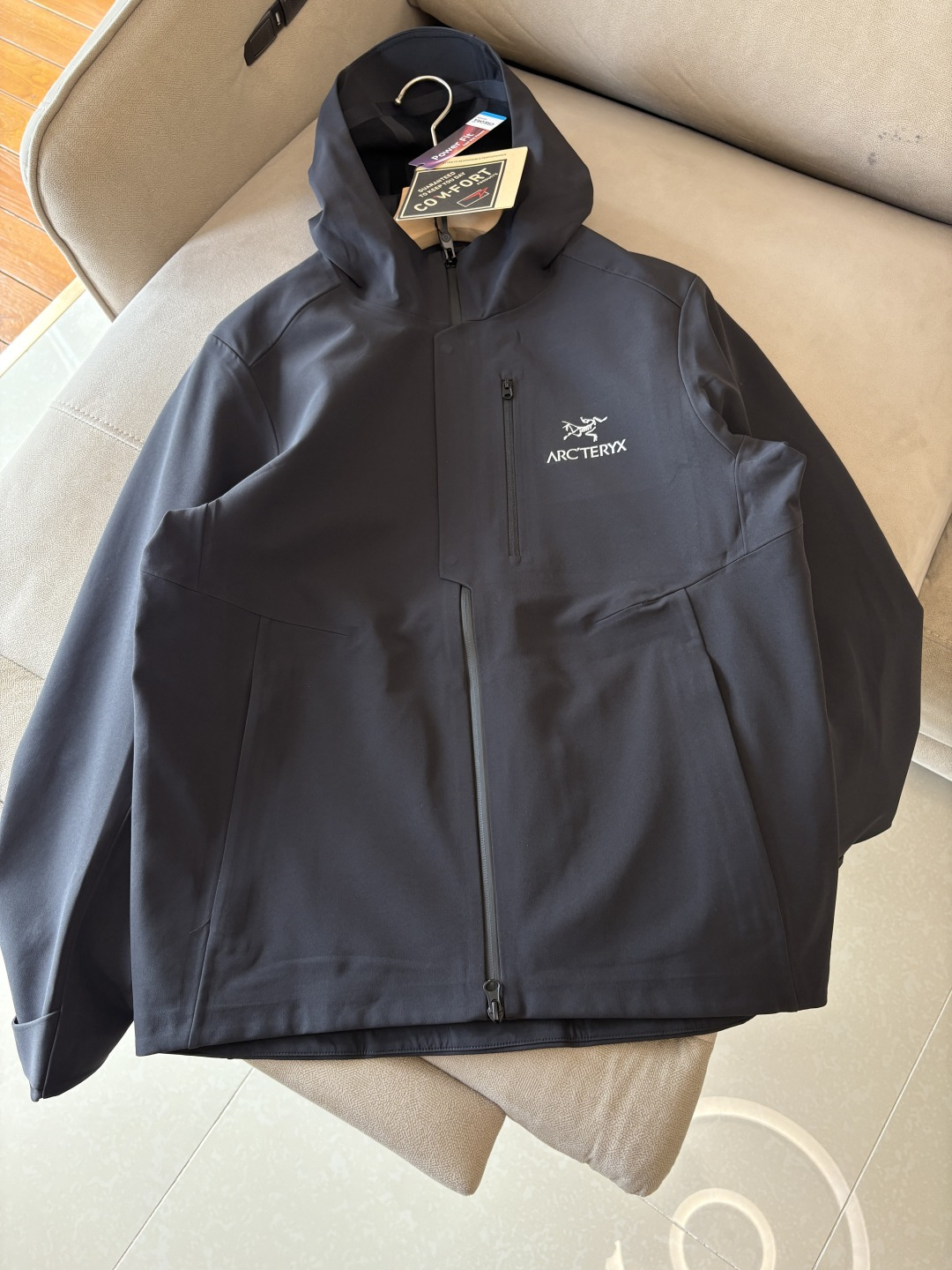 爆款 顶配 Beta SL冲锋衣是一款专为户外探险设计的高性能外套。采用GORE-TEX 面料。具备卓越