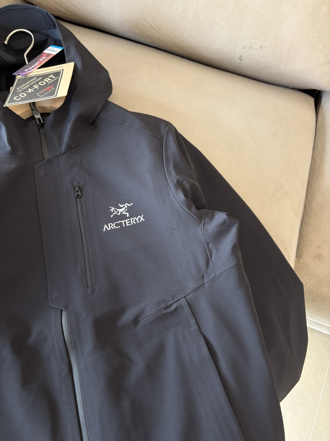 爆款 顶配 Beta SL冲锋衣是一款专为户外探险设计的高性能外套。采用GORE-TEX 面料。具备卓越