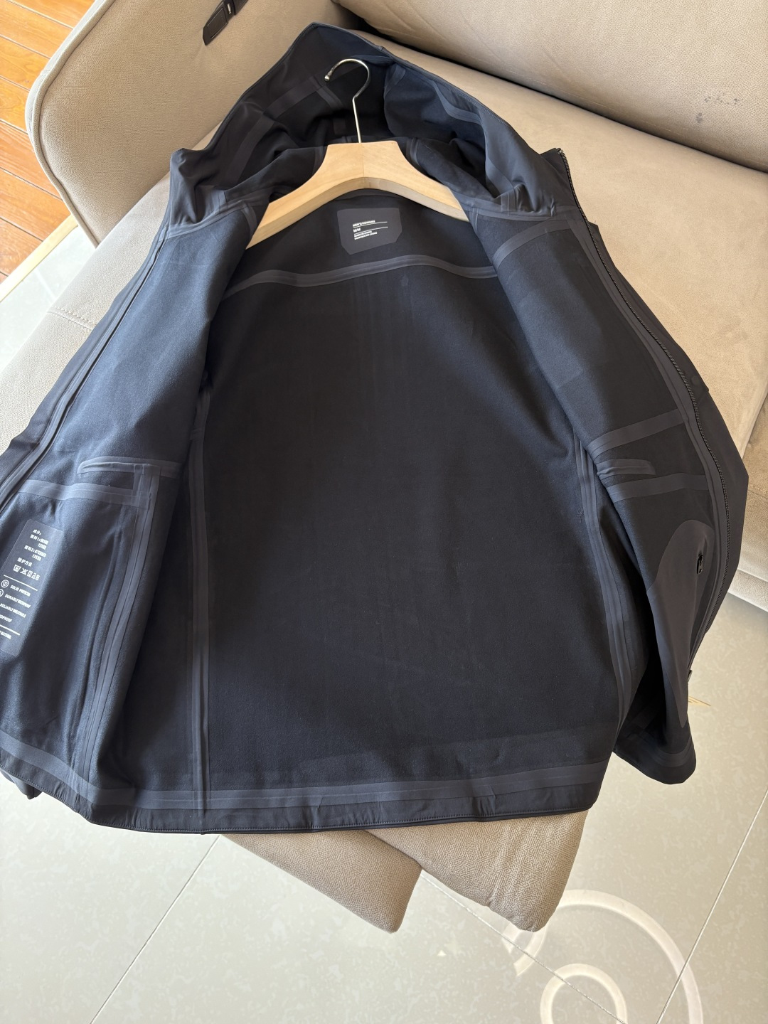 爆款 顶配 Beta SL冲锋衣是一款专为户外探险设计的高性能外套。采用GORE-TEX 面料。具备卓越