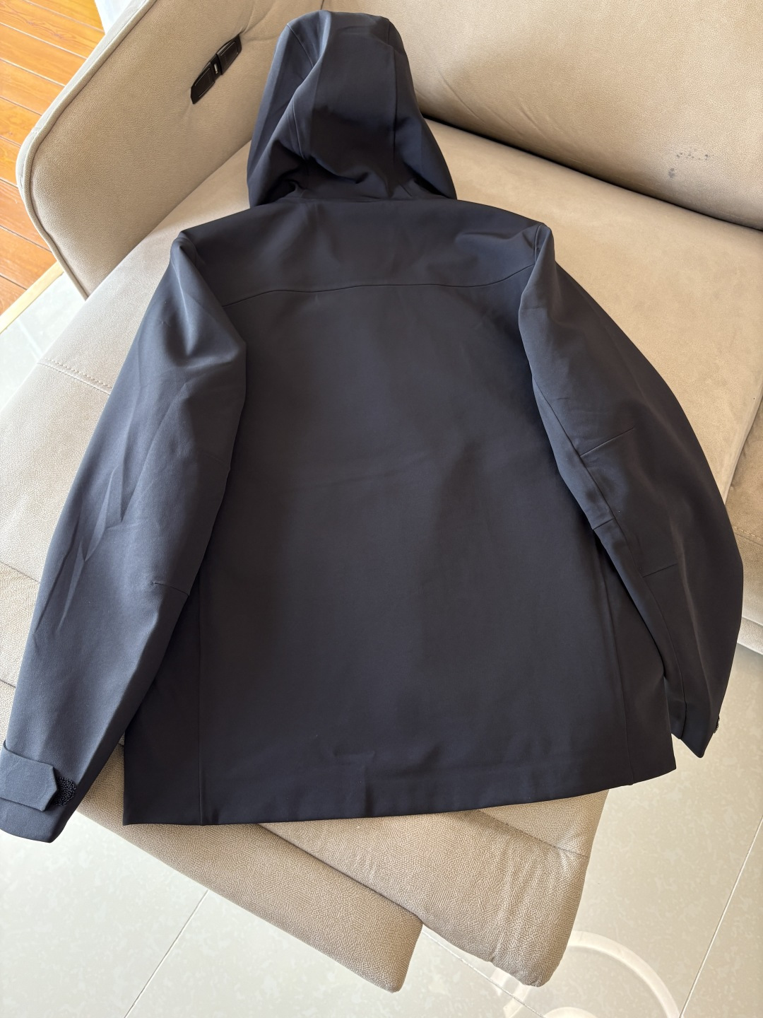 爆款 顶配 Beta SL冲锋衣是一款专为户外探险设计的高性能外套。采用GORE-TEX 面料。具备卓越