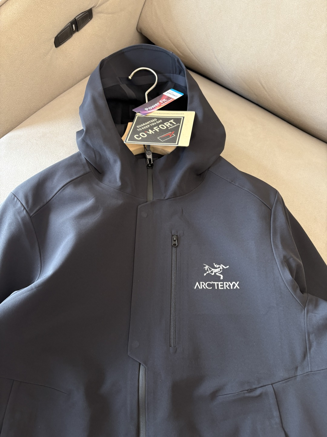 爆款 顶配 Beta SL冲锋衣是一款专为户外探险设计的高性能外套。采用GORE-TEX 面料。具备卓越