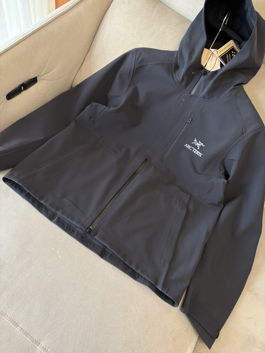 爆款 顶配 Beta SL冲锋衣是一款专为户外探险设计的高性能外套。采用GORE-TEX 面料。具备卓越